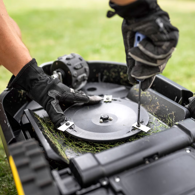 Set 124 lame + 12 suruburi pentru robotii de tuns iarba Karcher RCX
