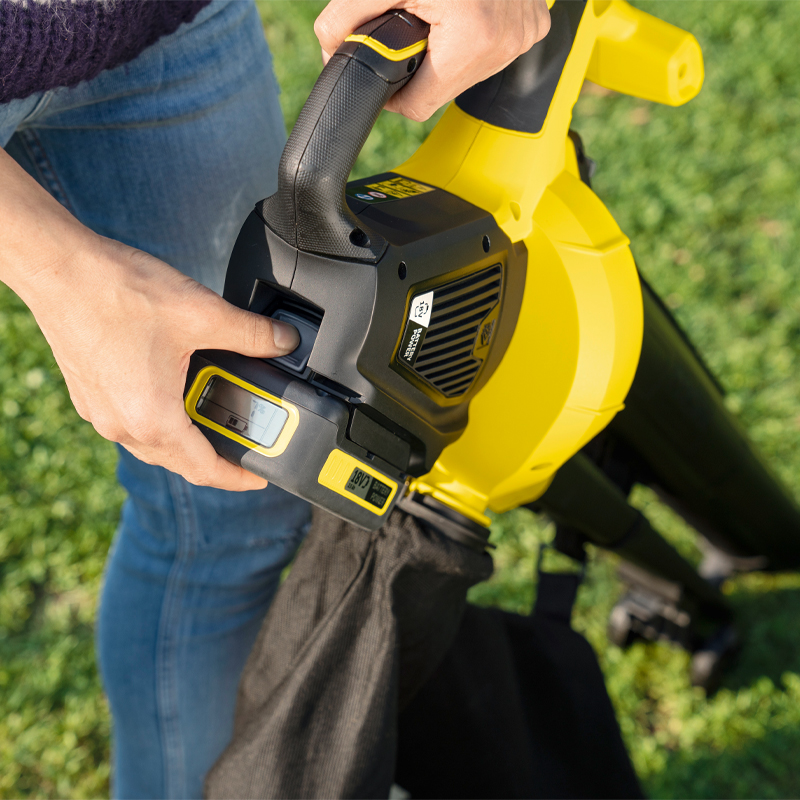Aspirator cu suflanta compatibil cu acumulatori 18V, 2.5Ah, Karcher, tip  BLV18-200