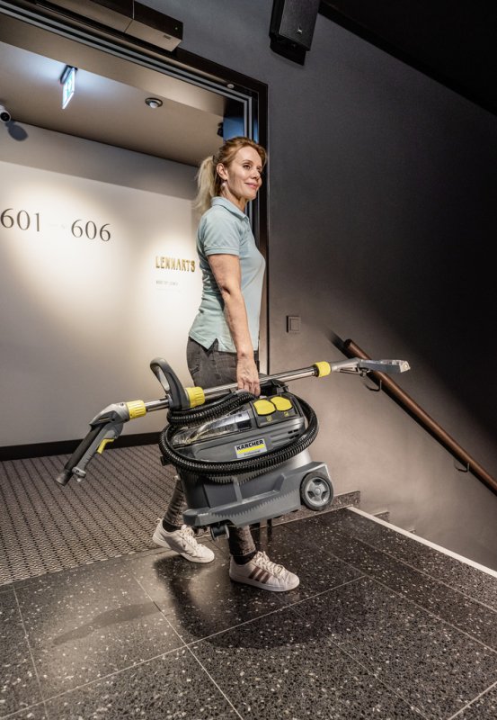 Aspirator cu spalare Karcher Puzzi8/1 C, duza de podea