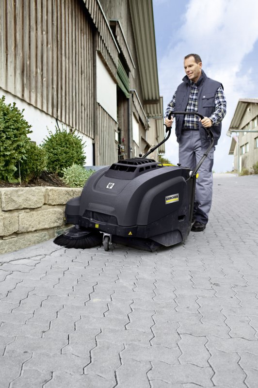 Masina de maturat-aspirat cu motor termic Karcher KM 75/40 W G Anniversary Edition, autotractare, cadou perie laterala cu peri duri