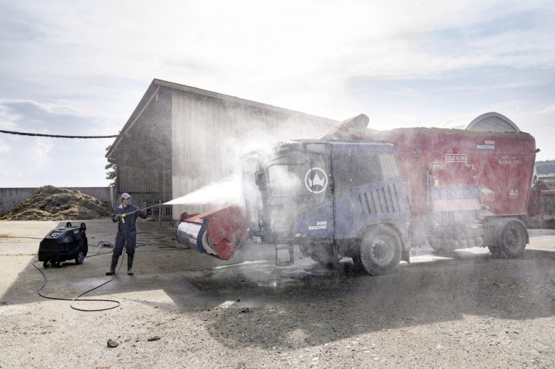 Aparat de spalat cu presiune si incalzire KARCHER HDS 11/18-4 S eB Plus Go!Further, cadou: eco!Booster si lampa de lucru