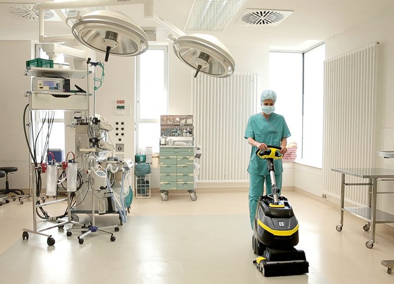 Masina de frecat-aspirat Karcher BR 35/12 C Bp Pack Go!Further, cadou: detergent pardoseala RM 69 N - 2 x 5 litri